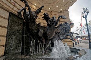 The Horses of Helios, Rudy Weller's 1992 bronze group, at the Haymarket corner of Piccadilly Circus